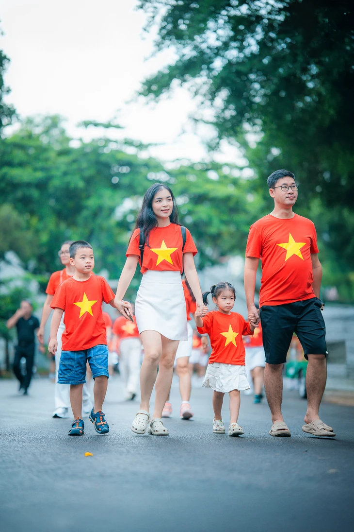 Nhiều gia đình lưu lại những bức ảnh kỷ niệm nhân dịp đại lễ kỷ niệm 80 năm Quốc khánh 2-9. Ảnh: Huy Hoan