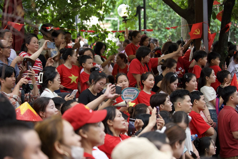 Người dân trên ngã tư Thanh Niên - Quán Thánh hò reo, hát vang và ghi lại khoảnh khắc khi đoàn Tăng - Thiết giáp đi qua. Ảnh: HẢI ANH