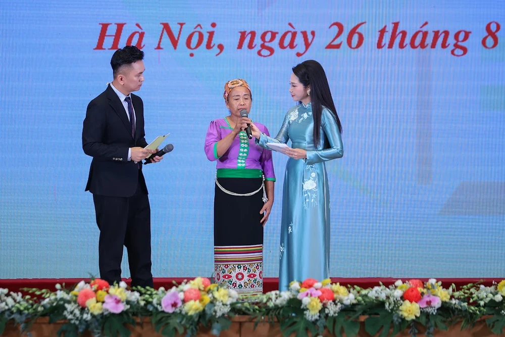 Bà Ngân Thị Hà, hộ nghèo dân tộc Thái tại Lào Cai chia sẻ tại Hội nghị. Ảnh: VGP