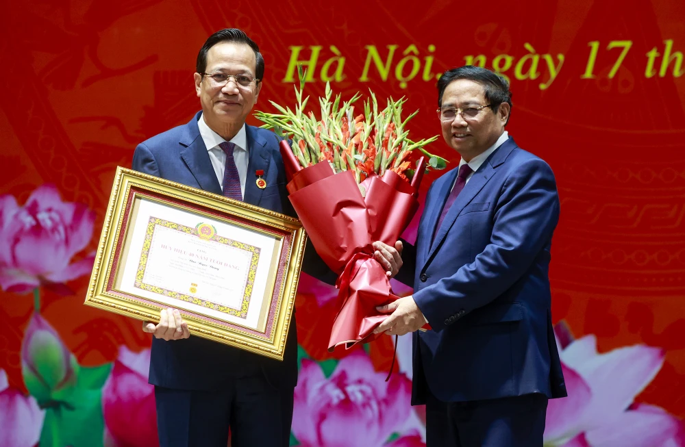 Thủ tướng chúc mừng Bộ trưởng Bộ Dân tộc và Tôn giáo Đào Ngọc Dung. Ảnh: VGP