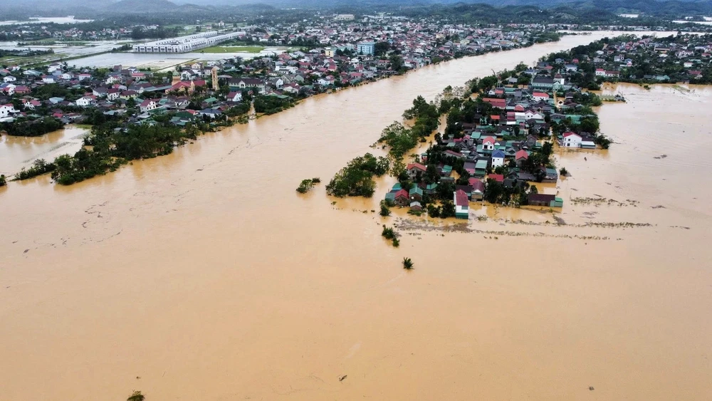 Thủ tướng Chính phủ đề nghị Chủ tịch UBND các tỉnh, thành phố, phối hợp chặt chẽ với Ủy ban Trung ương MTTQ Việt Nam và Tập đoàn Vingroup trong việc triển khai gói hỗ trợ cho đồng bào bị thiệt hại do bão số 10 và mưa lũ.