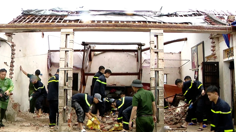 Các chiến sĩ công an đang hỗ trợ người dân khắc phục hậu quả bão số 10 và mưa lũ gây ra.