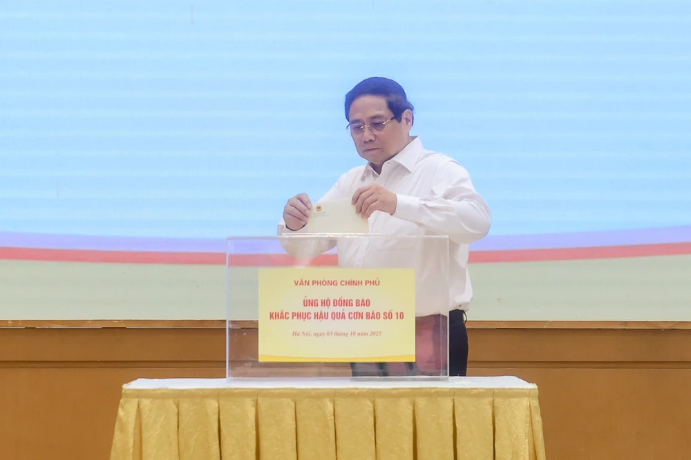 Thủ tướng Phạm Minh Chính tham gia ủng hộ đồng bào bị thiệt hại do cơn bão số 10 gây ra. Ảnh: VGP