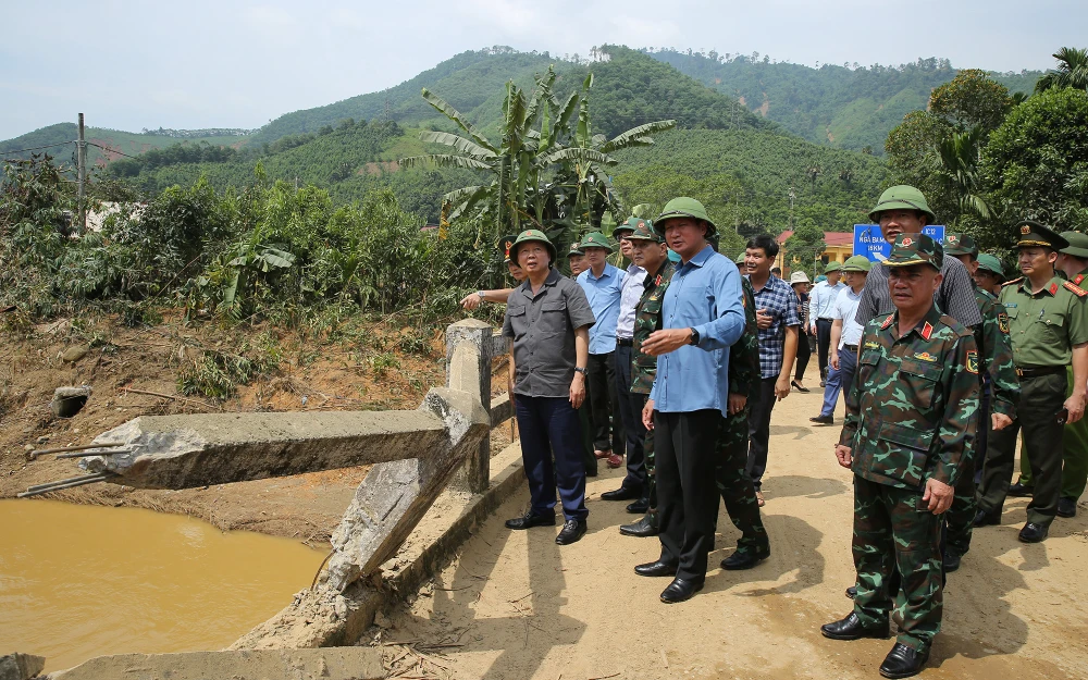 Phó Thủ tướng Trần Hồng Hà kiểm tra công tác khắc phục hậu quả bão số 10, chuẩn bị ứng phó bão số 11 tại Lào Cai. Ảnh: VGP