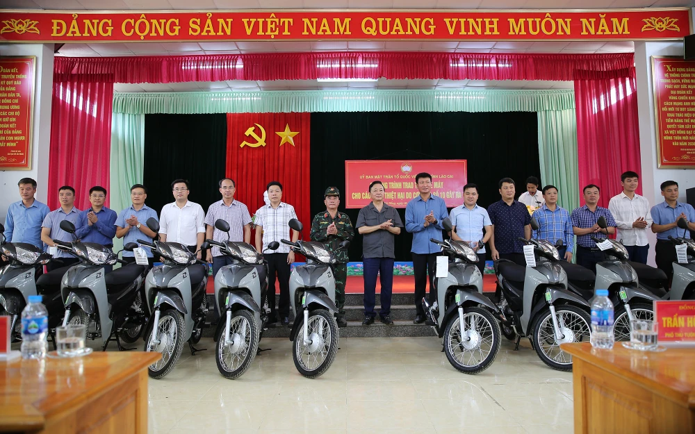 lc-6-tangj-xe-may-tai-xa-viet-hong-175964540248460514354.jpg