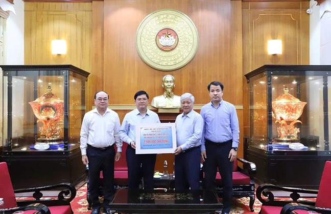 bão số 10 ủng hộ.jpg