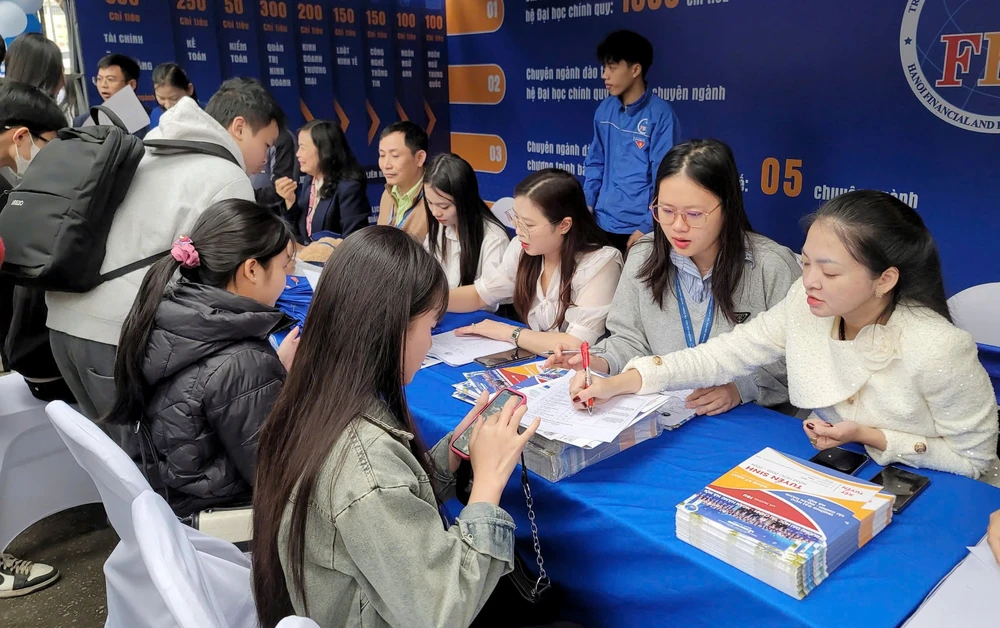 Thị trường lao động Việt Nam khởi sắc với việc làm và thu nhập bình quân tăng. Ảnh: MINH TRÚC