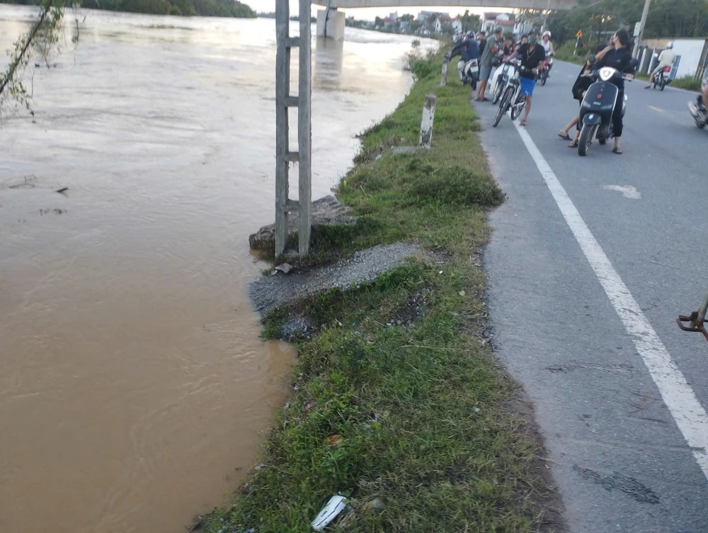 Mực nước trên sông Cầu tại Chã gần xấp xỉ mặt đường. Ảnh: AN HIỀN