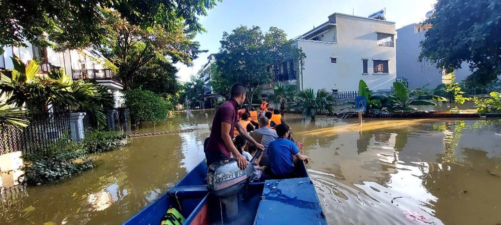 bão số 11 chùa hương 1.jpg