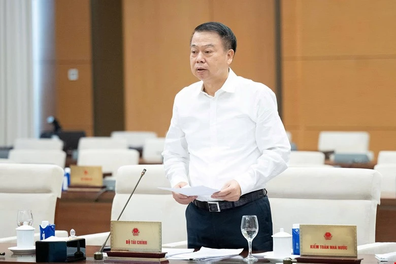 Thứ trưởng Bộ Tài chính Nguyễn Đức Chi trình bày tờ trình dự thảo Nghị quyết của Ủy ban Thường vụ Quốc hội về điều chỉnh mức giảm trừ gia cảnh của thuế thu nhập cá nhân. Ảnh: Việt Thắng