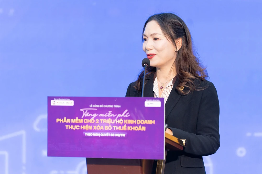 Đại diện Công ty MISA giới thiệu về chương trình tặng miễn phí phần mềm cho hộ kinh doanh. Ảnh: Cục Thuế