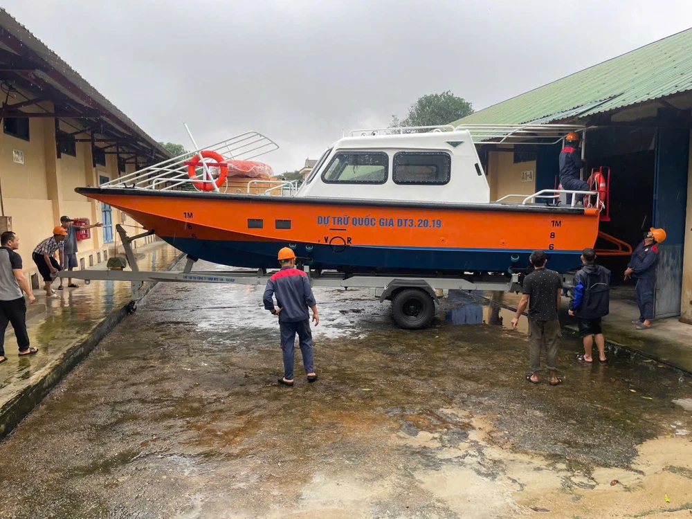 Hàng xuất cấp hỗ trợ TP Huế gồm gạo, xuồng cao tốc, phao cứu sinh và nhiều thiết bị khẩn cấp... Ảnh: BTC