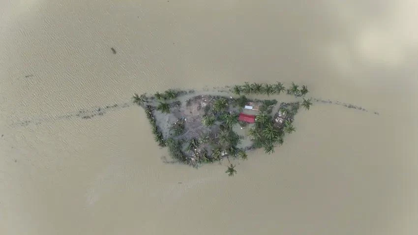 Một khu nhà trong thôn Phú Khê 2, xã Hòa Xuân (tỉnh Đắk Lắk) vẫn bị cô lập do mưa lũ. Ảnh: HẢI NHẬT YÊN