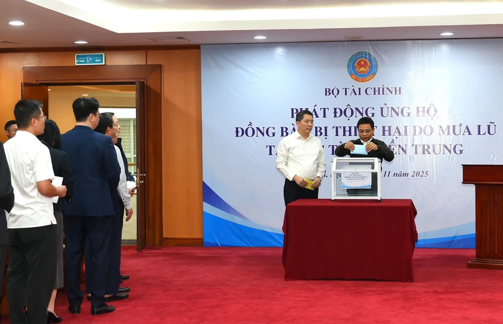 Bộ trưởng Nguyễn Văn Thắng và Thứ trưởng Cao Anh Tuấn ủng hộ đồng bào miền Trung, Tây Nguyên bị thiệt hại do mưa lũ. Ảnh: M.T