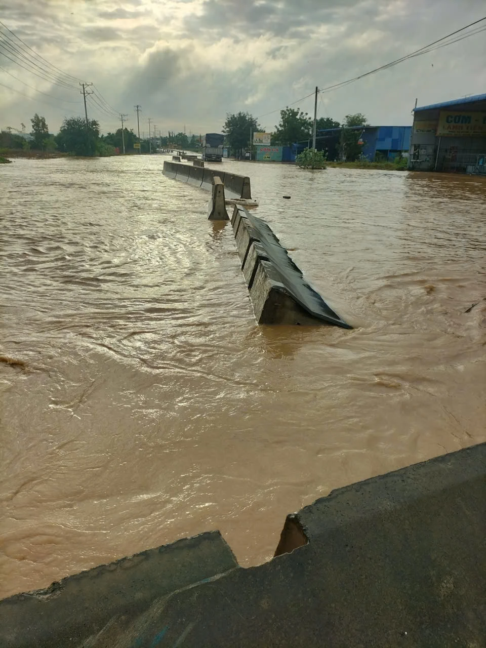 cao tốc ngập sâu 1.jpg