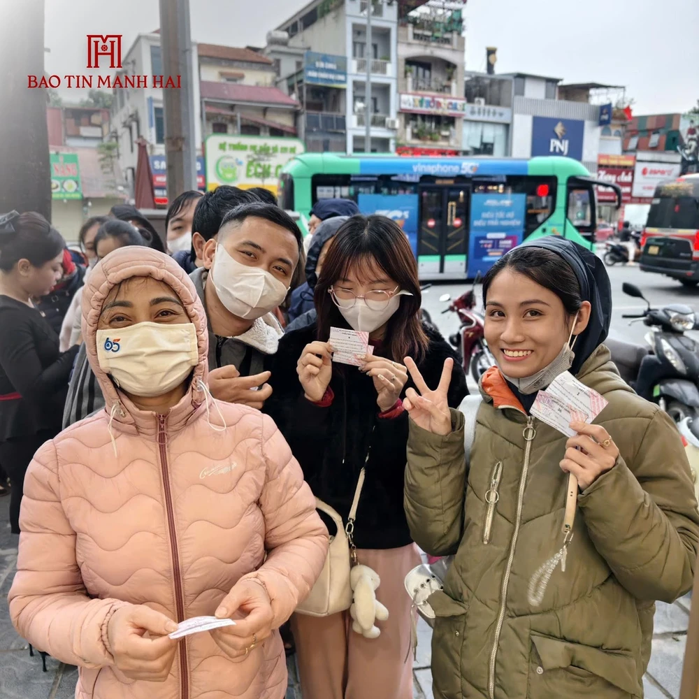 Người dân khoe phiếu mua Tứ Quý Thịnh Vượng 0,1 chỉ của Bảo Tín Mạnh Hải. Ảnh: M.T