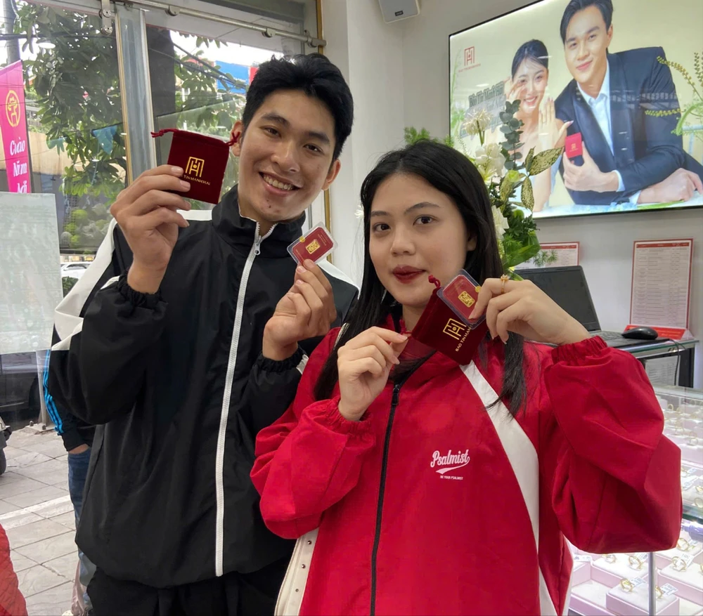 Anh Cường + Chị Áo đỏ.jpg