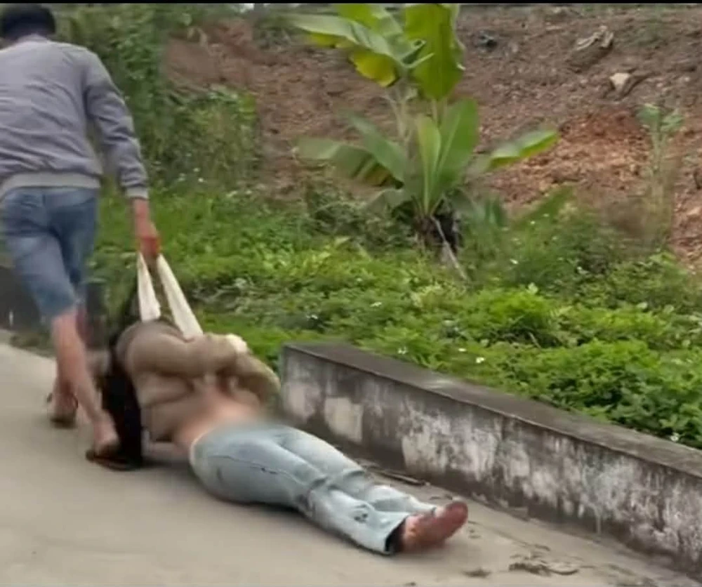 kéo lê cô gái trên đường.jpeg