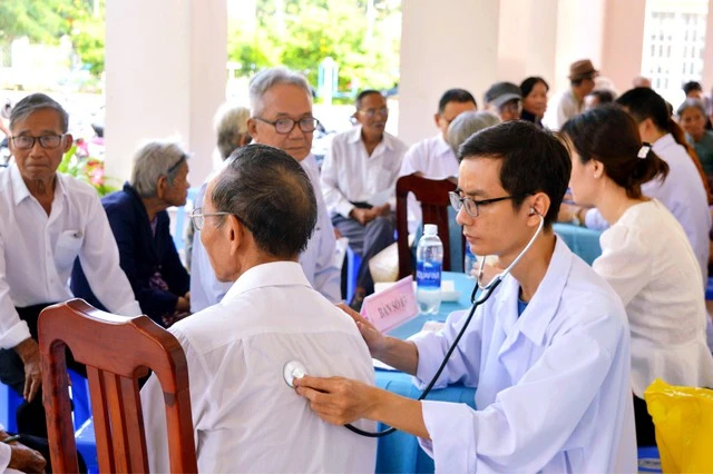 khám sức khỏe người cao tuổi.jpg