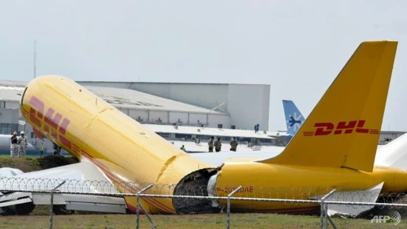 Hình ảnh máy bay DHL gãy đôi. Ảnh: AFP