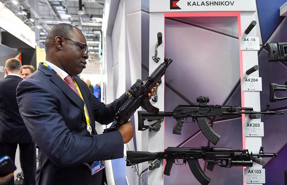 Một đại biểu của đoàn châu Phi thử vũ khí Nga trong khuôn khổ hội nghị thượng đỉnh Nga - châu Phi 2019. Ảnh: TASS
