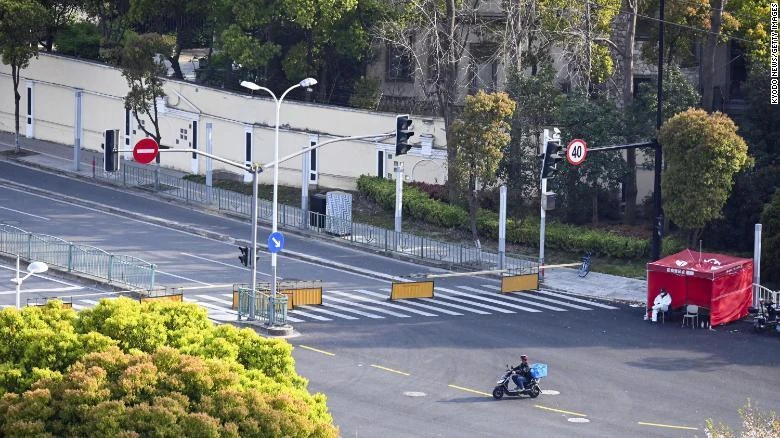 Một góc thành phố Thượng Hải yên ắng sau khi bị phong toả để chống dịch hôm 6-4. Ảnh: KYODO