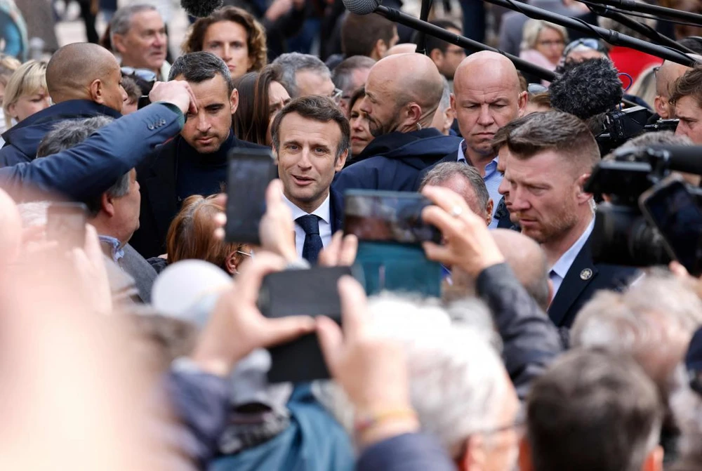 Ông Macron trong một cuộc vận động tranh cử tổng thống Pháp 2022. Ảnh: AFP