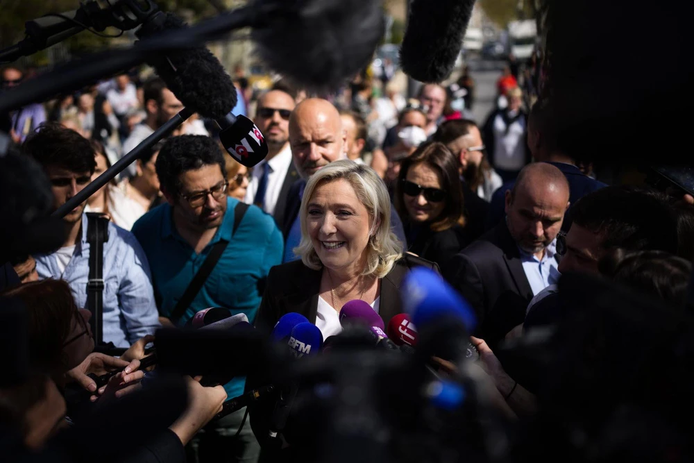 Ứng cử viên Le Pen trong một cuộc tiếp xúc cử tri 2022. Ảnh: AP