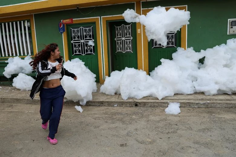 Người dân chạy tránh bọt khí độc ở Mosquera, Colombia. Ảnh: REUTERS