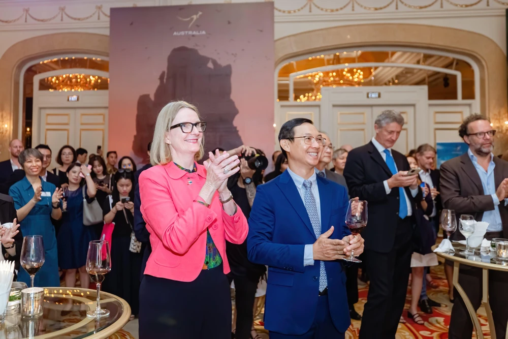 Bà Tổng lãnh sự Úc Sarah Hooper (trái) và Giám đốc Sở ngoại vụ TP.HCM Trần Phước Anh trong Gala chương trình Taste of Australia. Ảnh: TỔNG LÃNH SỰ ÚC