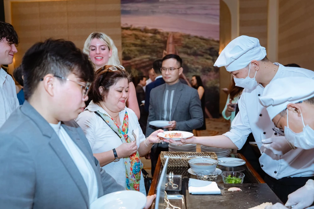 Thực khách thưởng thức món sashimi được làm từ cá nhập khẩu từ Úc. Ảnh: TỔNG LÃNH SỰ QUÁN ÚC