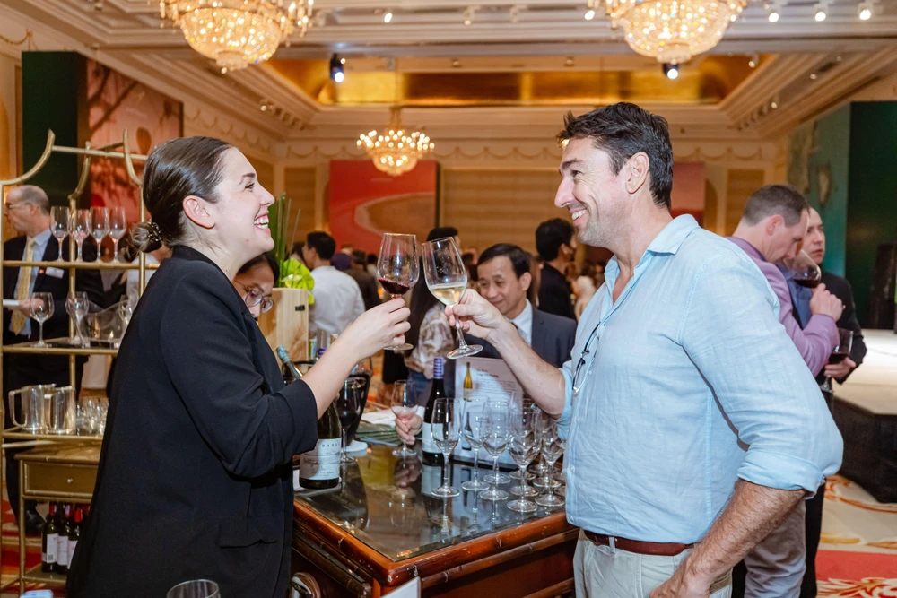 Thực khách tham gia sự kiện được thưởng thức nhiều loại rượu vang có nguồn gốc từ Úc. Ảnh: TỔNG LÃNH SỰ QUÁN ÚC