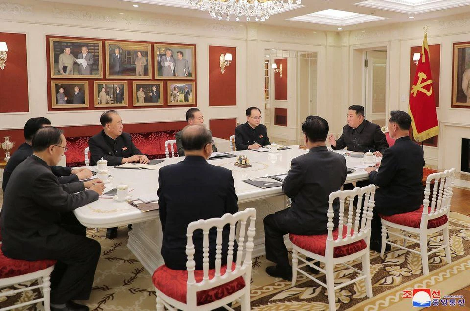Lãnh đạo Triều Tiên Kim Jong-un họp Bộ chính trị bàn về vấn đề chống dịch hôm 17-5. Ảnh: KCNA