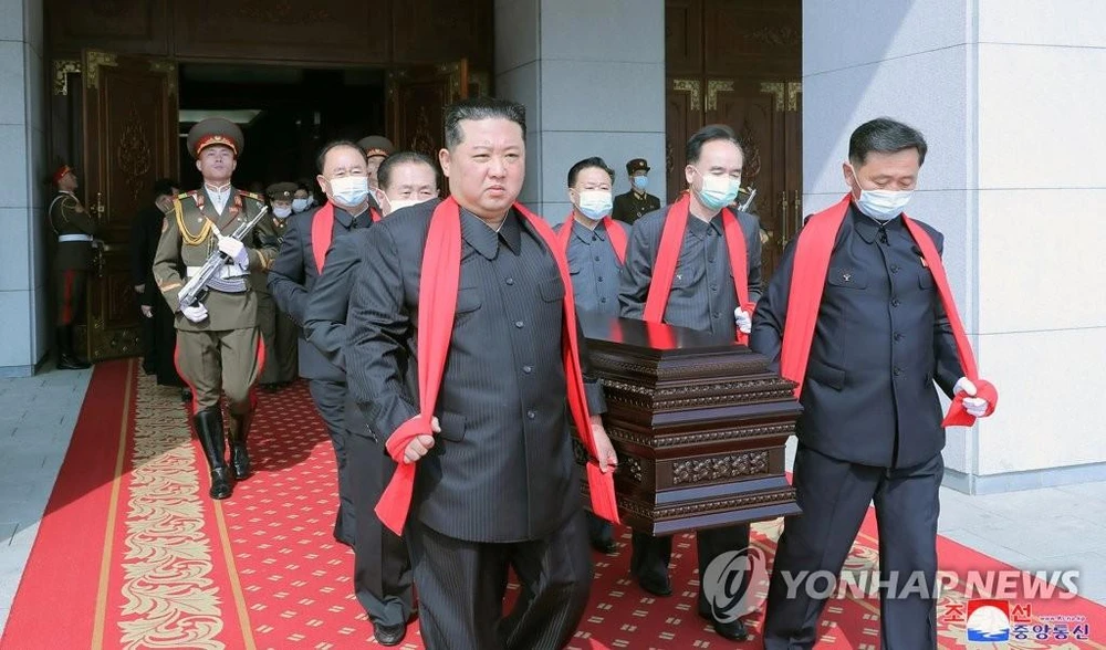 Lãnh đạo Triều Tiên Kim Jong-un khiêng quan tài của cố Nguyên soái Hyon Chol-hae. Ảnh: YONHAP