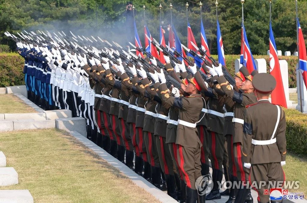 Đội quân danh dự Triều Tiên bắn 180 phát súng tưởng niệm nguyên soái vừa qua đời. Ảnh YONHAP