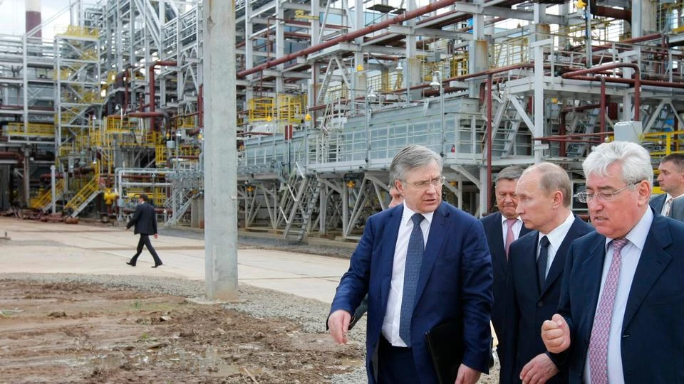 Tổng thống Nga Vladimir Putin (giữa) thăm nhà máy lọc dầu ở gần TP St Petersburg hồi tháng 7-2011. Ảnh: AP
