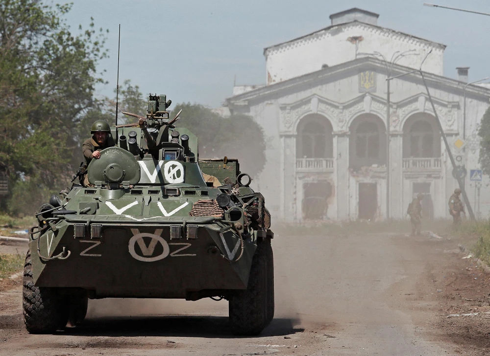 Lực lượng thân Nga lái xe tăng tại thị trấn Popasna thuộc tỉnh Luhansk, Ukraine ngày 2-6. Ảnh: REUTERS