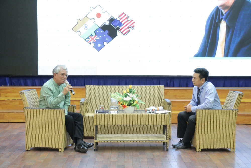 Đại sứ Phạm Quang Vinh (trái) trả lời các câu hỏi của khán giả. Ảnh: KIM UYÊN