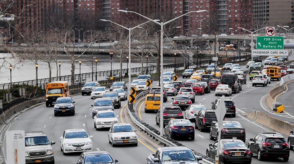 Xe cộ ở Đường 102 TP New York, Mỹ. Ảnh: AP