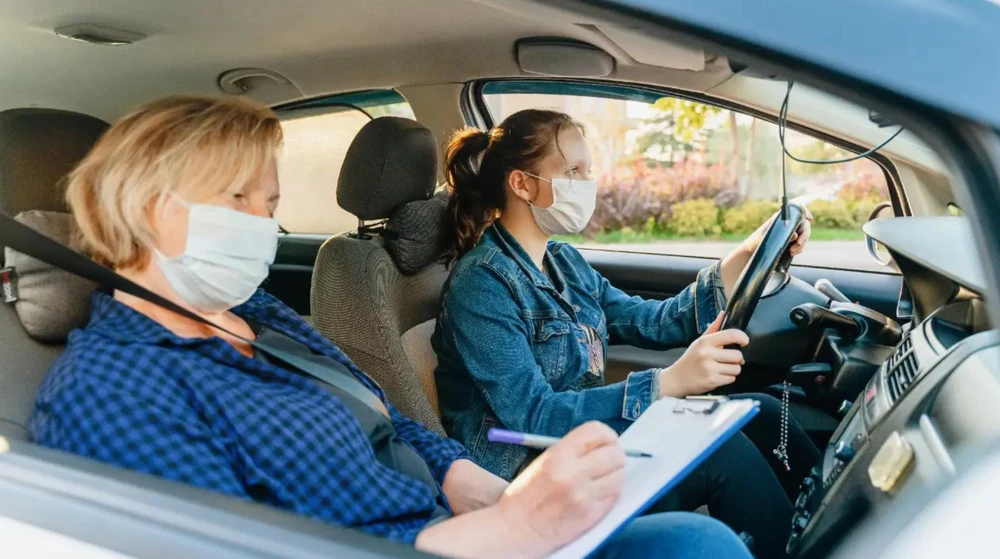 Cán bộ giám sát thi thực hành lái xe. Ảnh: BANKRATE