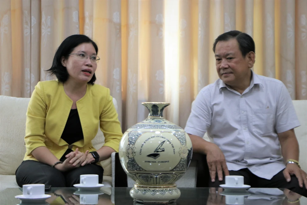 Bà Trần Thị Mai Lý, Chủ tịch Ủy ban MTTQ Việt Nam quận Phú Nhuận (trái) trao đổi với ông Mai Ngọc Phước,Tổng Biên tập báo Pháp Luật TP.HCM. Ảnh: HUỲNH THƠ