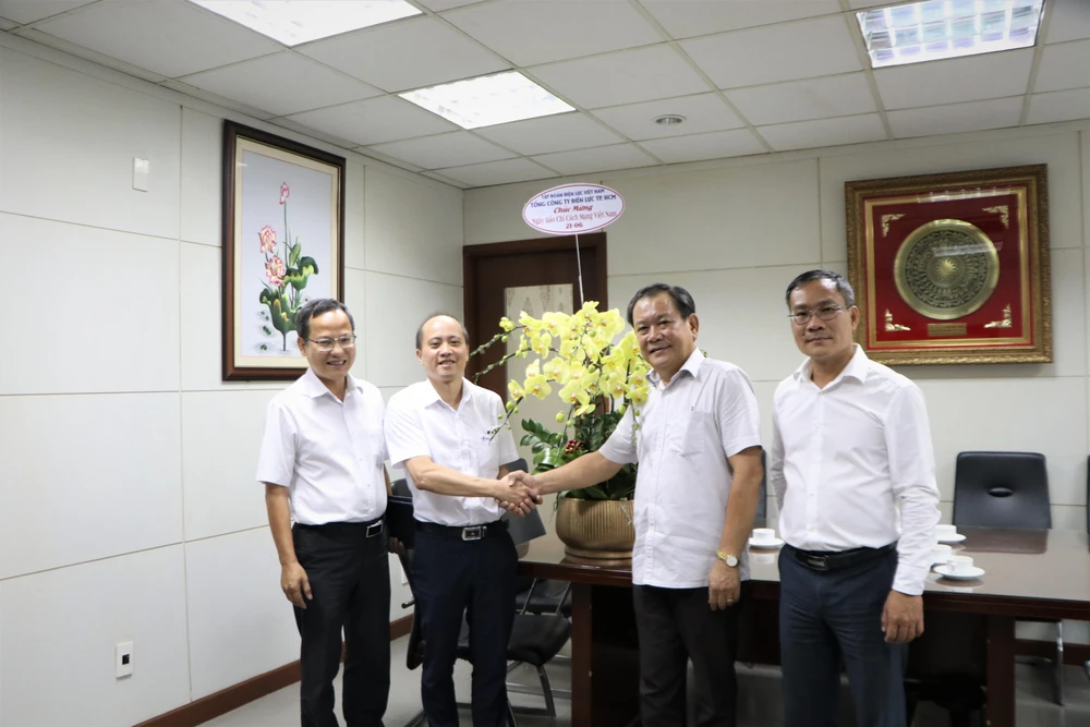 Đoàn công tác của Tập đoàn Điên lực Việt Nam (EVN) và Tổng công ty Điện lực TP.HCM chúc mừng ngày 21-6 báo Pháp Luật TP.HCM. Ảnh: HUỲNH THƠ