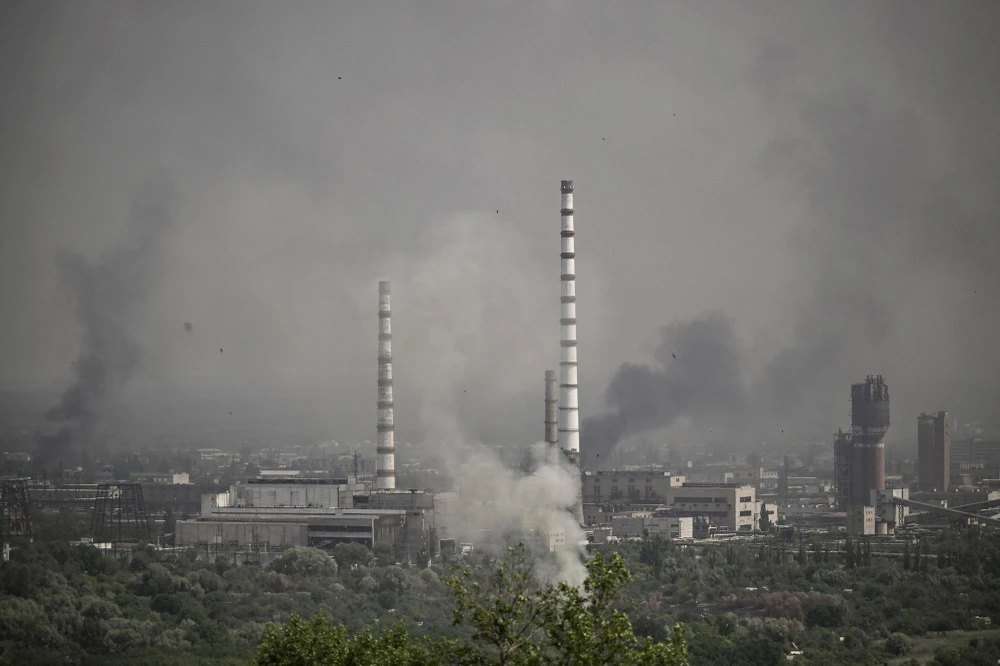 Giao tranh ở TP Sievierodonetsk hôm 14-6. Ảnh: AFP