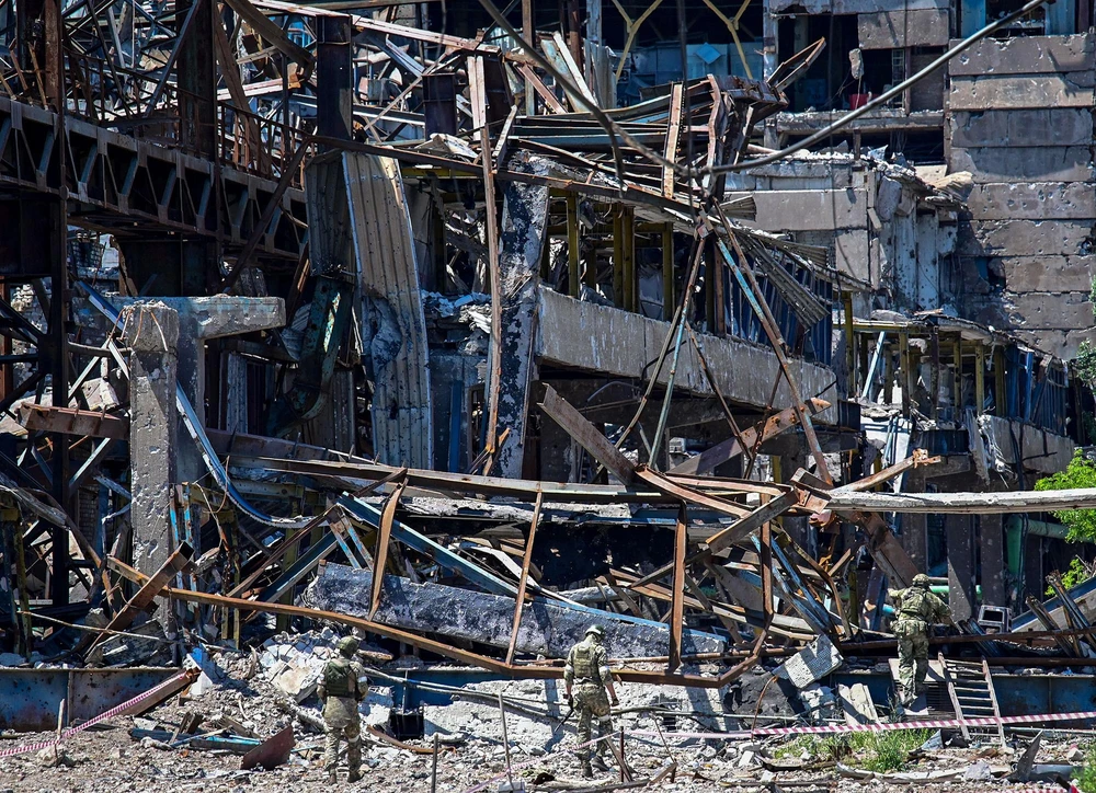 Quân Nga tuần tra gần nhà máy thép Azovstal ở TP Mariupol (Ukraine) vào ngày 13-6. Ảnh: AFP