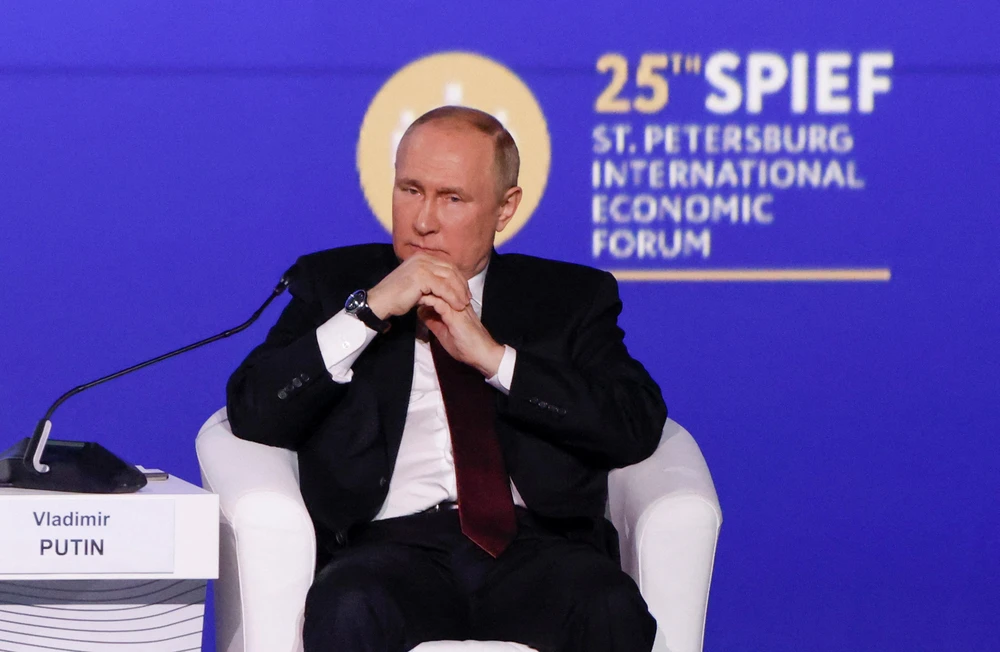 Tổng thống Nga Vladimir Putin tại Diễn đàn Kinh tế Quốc tế St.Petersburg (SPIEF) được tổ chức ở Nga hôm 17-6. Ảnh: REUTERS