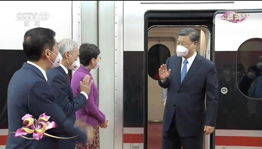 Các quan chức Hong Kong đón ông Tập và phu nhân. Ảnh: TWITTER