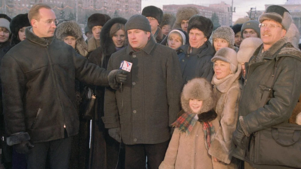 Nhà khoa học Dmitry Kolker (giữa) trong một lần trao đổi với Tổng thống Vladimir Putin (không có trong ảnh) trong chương trình truyền hình trực tiếp vào tháng 12-2001. Ảnh: TASS