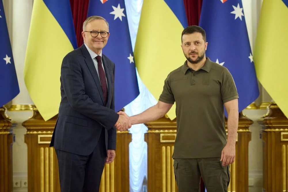 Thủ tướng Úc - ông Anthony Albanese gặp Tổng thống Ukraine - Volodymyr Zelensky tại thủ đô Kiev, Ukraine ngày 3-7. Ảnh: VĂN PHÒNG THỔNG THỐNG UKRAINE