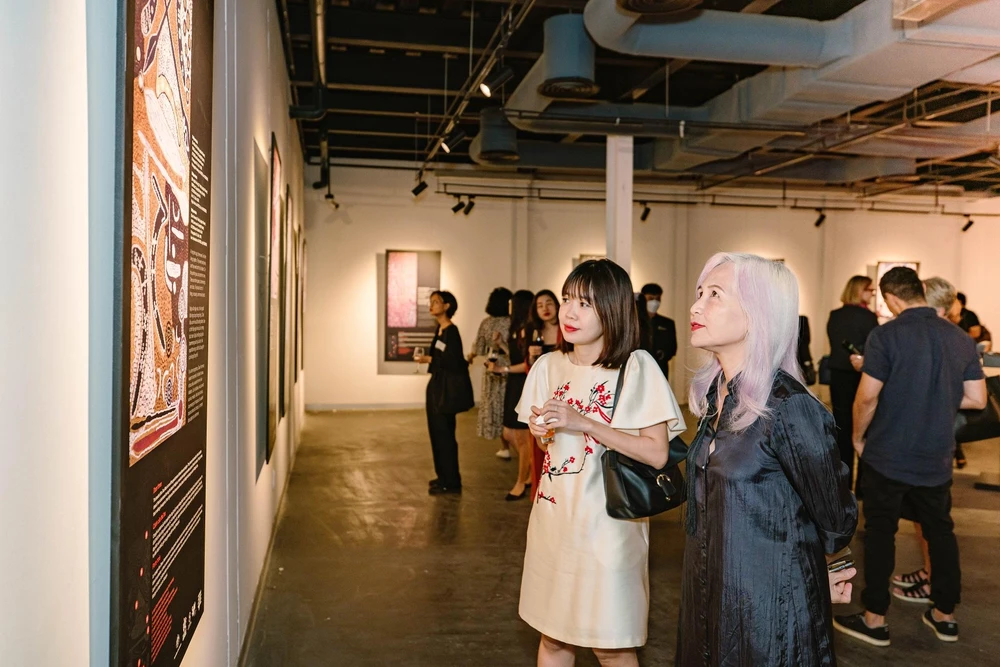 Khách mời chiêm ngưỡng và đắm chìm trong không gian nghệ thuật bản địa Úc. Ảnh: TỔNG LÃNH SỰ QUÁN ÚC TẠI TP.HCM