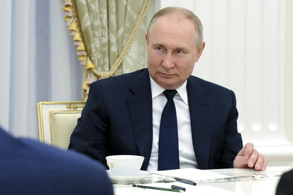 Tổng thống Nga Vladimir Putin gặp mặt những người chiến thắng trong cuộc thi Lãnh đạo nước Nga hôm 7-7. Ảnh: SPUTNIK/AP